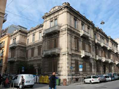 Su via Trevisani ad angolo con via Abate Gimma, l� dove si erge silenzioso l�antico ex istituto nautico Caracciolo, abbandonato da quasi vent�anni a se stesso